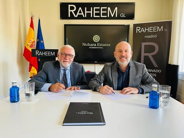 A la derecha, el CEO de Nohara, Enrique Portuondo Coll, firmando el acuerdo con José Tapias, presidente del Club Raheem ara el establecimiento de su sede corporativa en Madrid. 