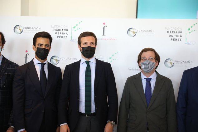 De izquierda a derecha, el letrado Juan Gonzalo Ospina, Pablo Casado, presidente del PP y José Luis Martínez-Almeida, Alcalde de Madrid, durante el acto de entrega del Premio. 