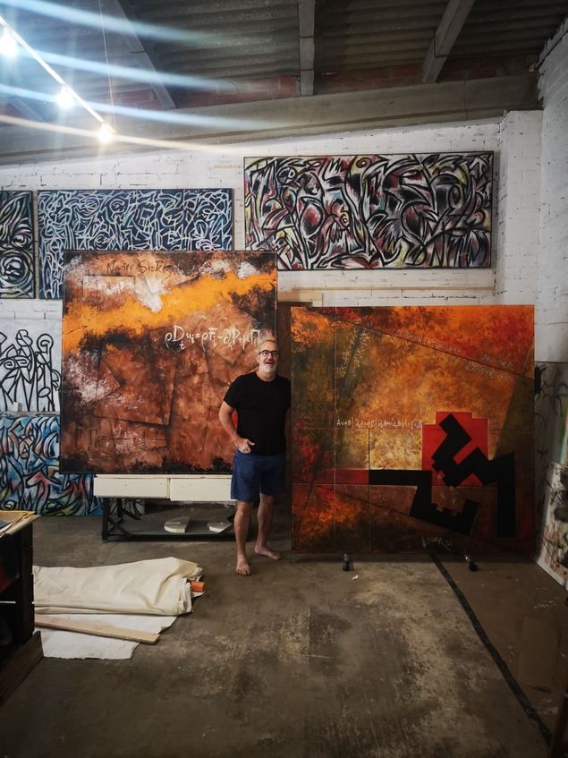 El artista, Josep A. Esteve (Veitorr), delante de su obra.  