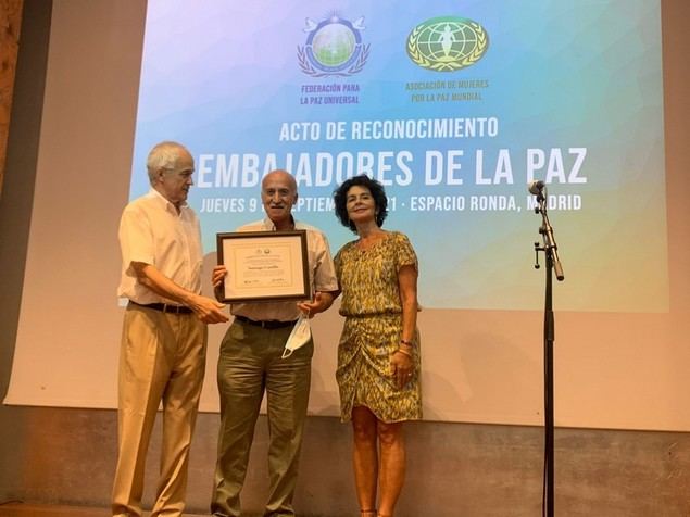 Santiago Castillo, director de www.asianortheast.com, uno de los galardonados, junto a Armando Lozano, presidente de la Federación por la Paz Mundial, y Marcia de Abreu, presidenta de la Asociación de Mujeres por la Paz Mundial.