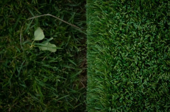 Césped artificial: la mejor opción para tus espacios al aire libre