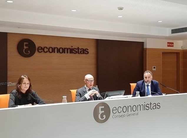 (de izda. a dcha.): Carmen Jover, vocal del Consejo Directivo del REAF-CGE, Jorge Onrubia, profesor de Economía Aplicada de la UCM y Agustín Fernández, presidente del REAF-CGE.