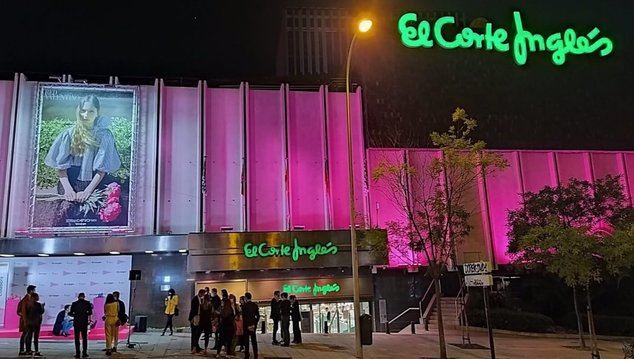El Corte Inglés ilumina sus fachadas de rosa para apoyar la investigación contra el cáncer de mama