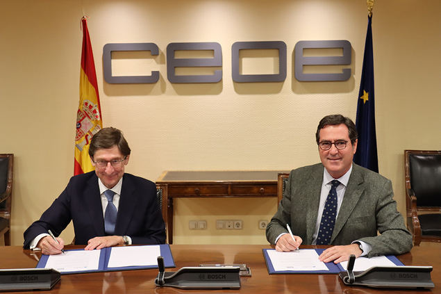 Goirigolzarri y Garamendi durante la firma del acuerdo.