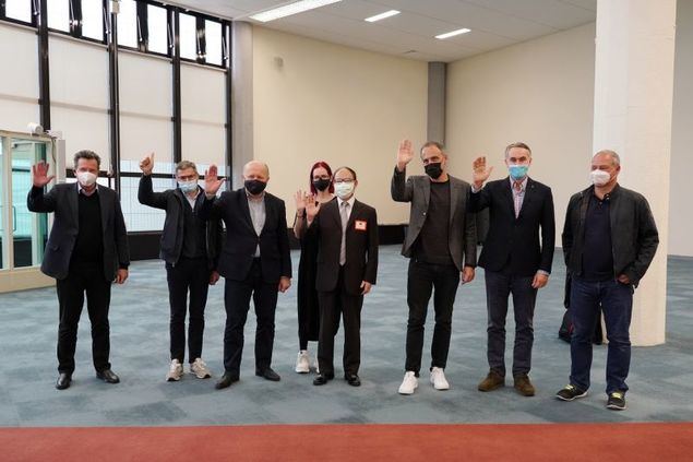 El viceministro de Relaciones Exteriores, Harry Ho-jen Tseng (quinto a la izquierda), recibe a los miembros de la delegación del INGE del Parlamento Europeo el 3 de noviembre en el Aeropuerto Internacional de Taoyuan. (Foto del MOFA)