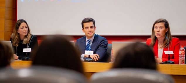 En la fotografía aparecen Paloma Díaz, abogada y Vicepresidenta de los Abogados Jóvenes de Madrid, 
Juan Gonzalo Ospina, Diputado de la Junta de Gobierno del Colegio de Abogados de Madrid y Pilar Menor: Abogada y Senior Partner de DLA PIPER.