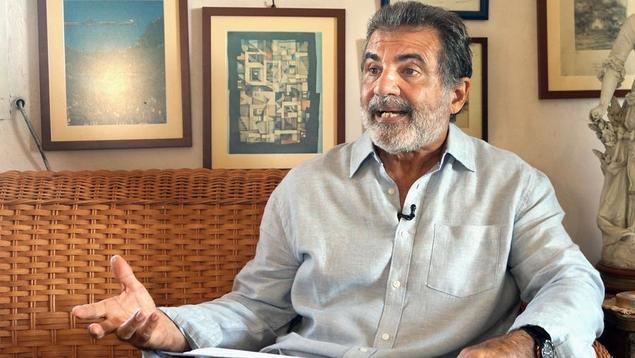 Imagen del investigador del Centro de Investigaciones de Política Internacional de Cuba, Eduardo Regalado, hablando durante una entrevista con la Agencia de Noticias Xinhua, en La Habana. (Xinhua/Li Zijian)