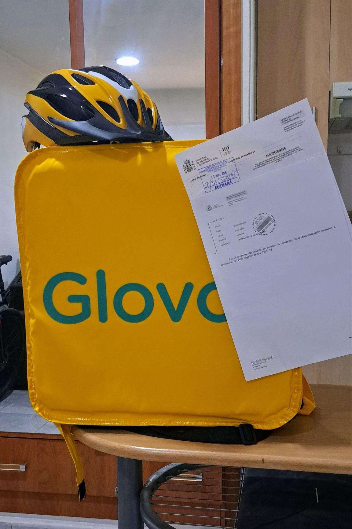 Una de las denuncias ante la Inspección de Trabajo junto a mochila y casco de Glovo.