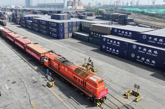 La foto, tomada con un dron, muestra un tren de carga China-Asia Central con destino a Tashkent vía Horgos, antes de su salida de una estación del puerto de Tianjin, en el norte de China, el 20 de mayo de 2025. (Xinhua/Zhao Zishuo)