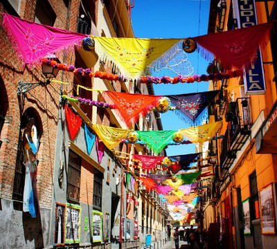España en fiestas en plena salida y entrada de la segunda quincena