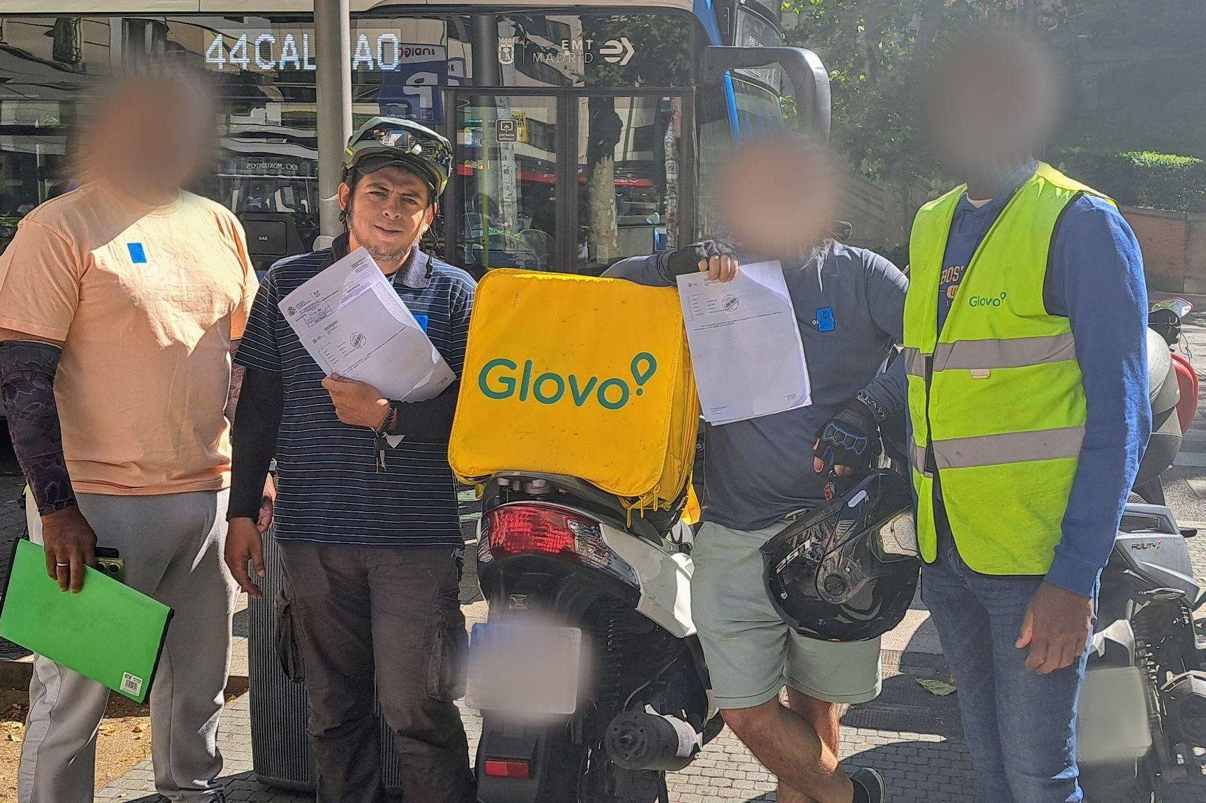 Delegado Sindical y algunos de los riders denunciantes frente a la Inspección de Trabajo. Los retratos aparecen pixelados para evitar represalias por parte de la empresa.