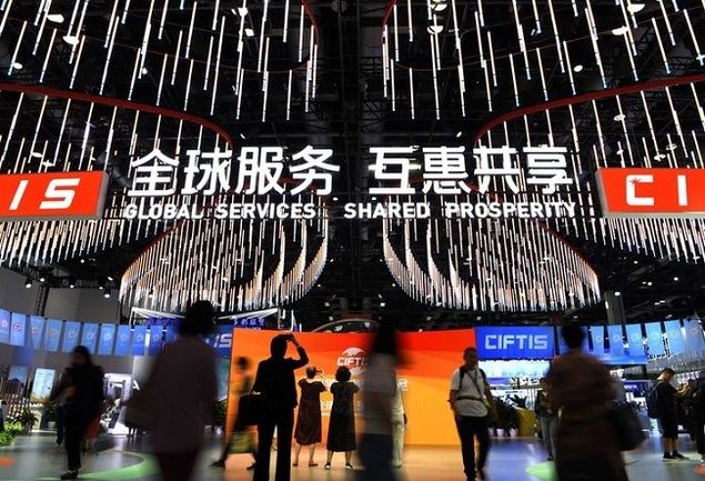 Visitantes recorren la Feria Internacional de Comercio de Servicios de China (CIFTIS) de 2023, en el Centro Nacional de Convenciones de China, en Beijing, la capital nacional, el 4 de septiembre de 2023. (Xinhua/Wu Wei)