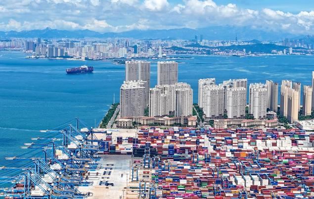 Vista aérea tomada con un dron el 8 de julio de 2025 de un barco contenedor acercándose al Puerto de Qingdao, en Qingdao, en la provincia de Shandong, en el este de China. (Xinhua/Zhang Jingang)