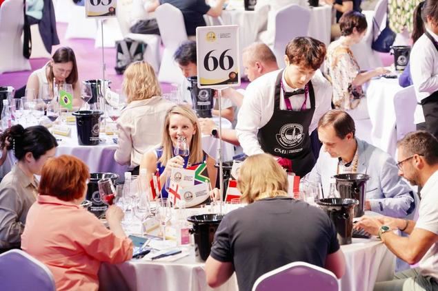 Sommelieres degustan copas de vino durante el 32º Concurso Mundial de Bruselas en Yinchuan, en la región autónoma de la etnia hui de Ningxia, en el noroeste de China, el 10 de junio de 2025. (Xinhua/Du Juanjuan)