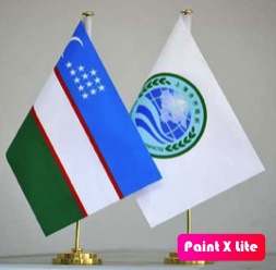 Las banderas de Uzbekistán y de la OCS, juntas. 