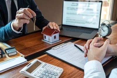 Cómo ser tasador inmobiliario en España: requisitos, formación y homologación