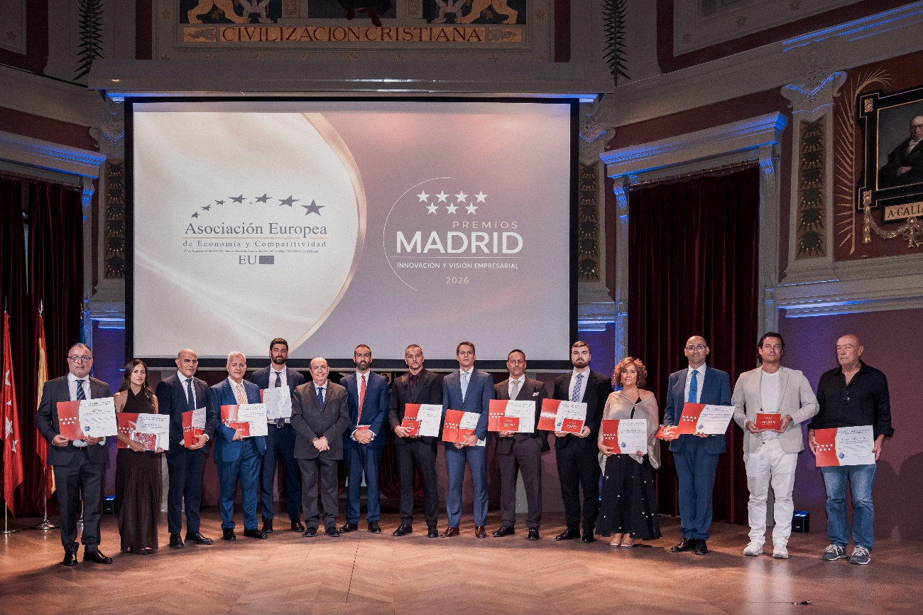 Foto de familia de los galardonados en el escenario del Ateneo de Madrid al concluir los Premios Madrid Innovación Y Visión Empresarial.
