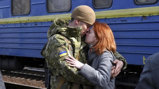 Una pareja se despide en la estación de Kramatorsk, al Este de Ucrania.