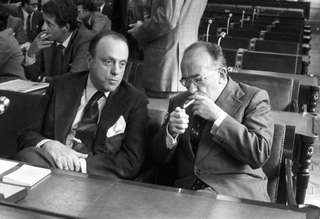 El líder del Partido Comunista, Santiago Carrillo, fumándose un cigarrillo junto a Manuel Fraga.