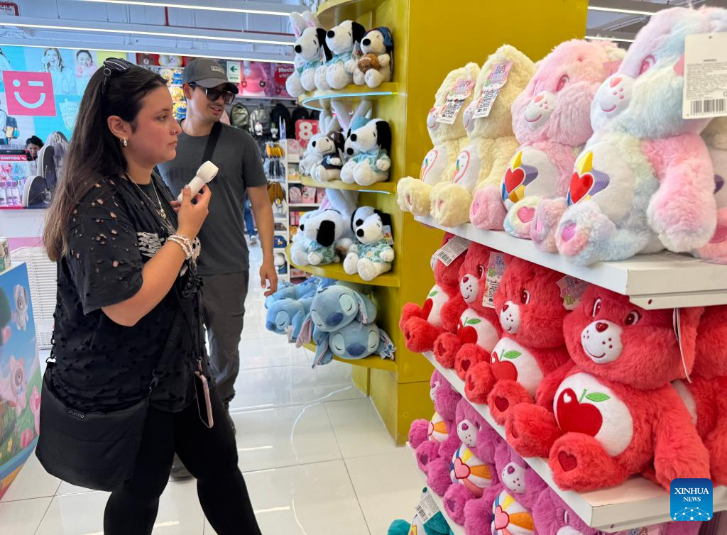 Imagen tomada con un teléfono móvil el 18 de marzo de 2026 de personas visitando una tienda Miniso en un centro comercial, en Lima, Perú. Las marcas chinas han registrado en los últimos años un 'auge acelerado' en el mercado peruano, donde cada vez más consumidores optan por sus productos en sectores como tecnología y automotriz, afirmó el jueves el experto peruano Rubén Tang. (Xinhua/Mariana Bazo)