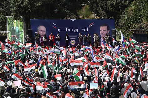 Manifestación en la ciudad siria de Alepo en apoyo de la invasión rusa de Ucrania.