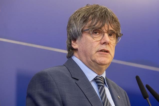 El 27 de octubre de 2017 Carles Puigdemont impulsó una falsa declaración unilateral de independencia de Cataluña, siendo cesado en el cargo el 28 de octubre de 2017, huyó y fue puesto en busca y captura acusado de los delitos de rebelión, sedición y malversación de caudales públicos por actos que se le imputan en la organización del referéndum y la declaración unilateral de independencia. Hasta ahora, nadie sabe quién le paga su lujosa residencia en Waterloo, Bélgica.