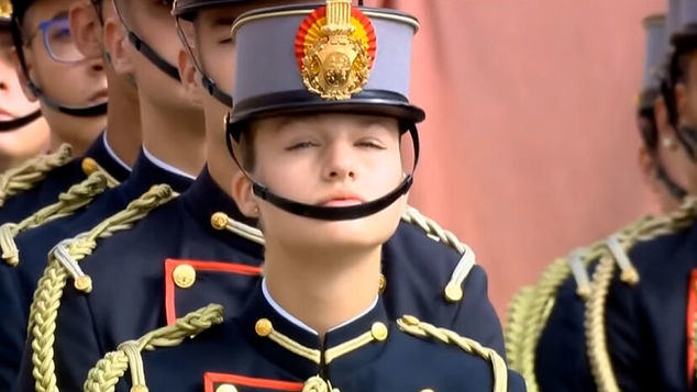La Princesa de Asturias, futura Reina de España, durante su jura de bandera junto a otros compañeros cadetes.