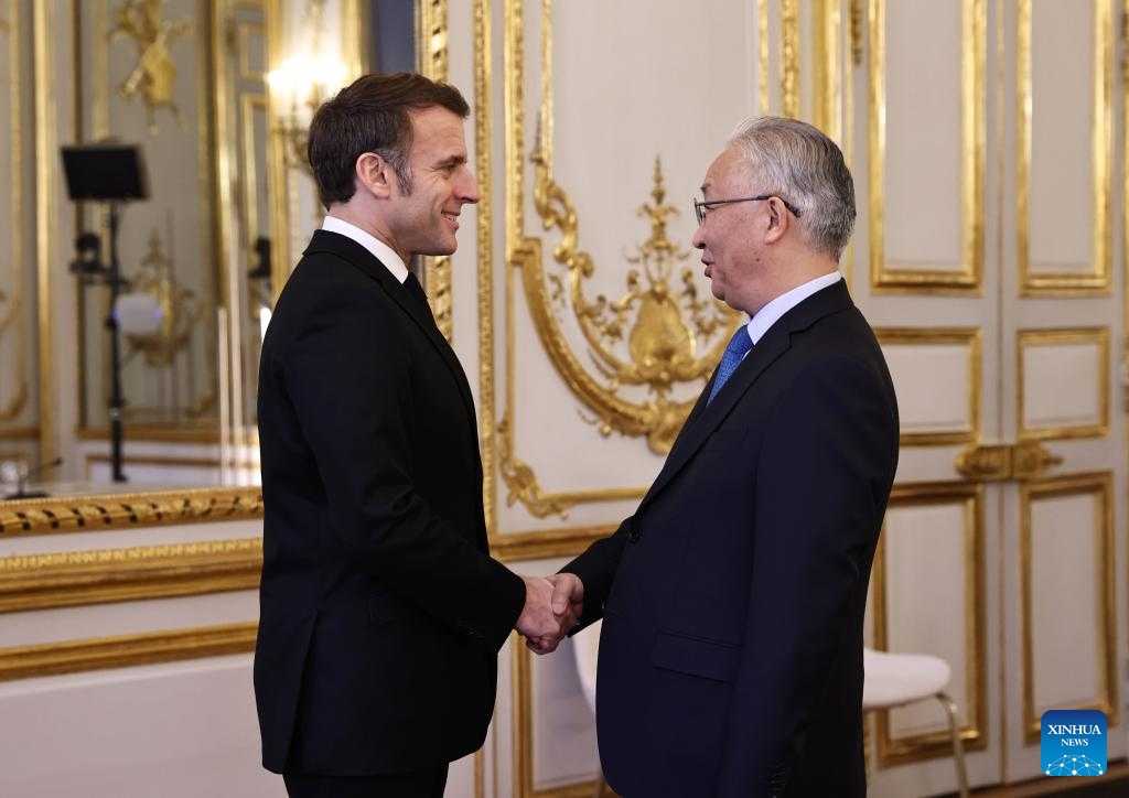 El presidente francés, Emmanuel Macron, se reúne con el representante especial del presidente chino Xi Jinping, Zhang Guoqing, también miembro del Buró Político del Comité Central del Partido Comunista de China y viceprimer ministro del Consejo de Estado, en París, Francia, el 10 de febrero de 2025. Zhang asistió y pronunció un discurso durante la Cumbre de Acción sobre la IA, celebrada el 10 y 11 de febrero. (Xinhua/Gao Jing)