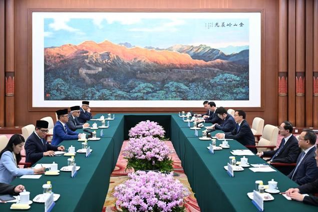 El vicepresidente chino, Han Zheng, se reúne con el ministro de Relaciones Exteriores de Indonesia, Sugiono, en Beijing, capital de China, el 21 de abril de 2025. (Xinhua/Li Xiang)