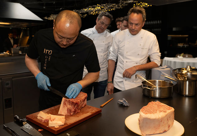 Hiroki Ito presenta la carne de Ito Ranch a los Hermanos Torres