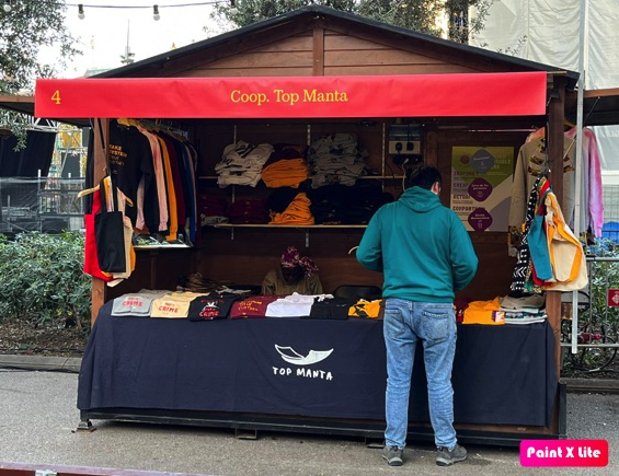Colau convierte la Feria de Navidad de Plaza Catalunya en un feria anarquista y antisistema 