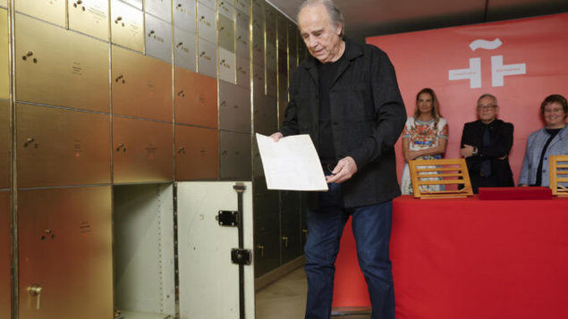 Joan Manuel Serrat entregando su legado personal en el Instituto Cervantes.