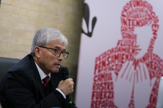 Imagen del 7 de mayo de 2025 del economista e investigador colombiano, Carlos Martínez Becerra, miembro de la Academia Colombiana de Ciencias Económicas, hablando durante el lanzamiento del libro 'Charlas sobre China' en el marco de la Feria Internacional del Libro de Bogotá (FilBo) 2025, en el recinto ferial Corferias, en la ciudad de Bogotá, capital de Colombia. (Xinhua/Andrés Moreno)