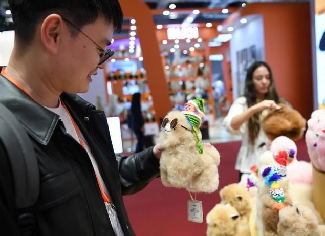 Imagen de archivo de un visitante observando juguetes de alpaca de Perú durante la VII Exposición Internacional de Importaciones de China (CIIE, por sus siglas en inglés), en Shanghai, en el este de China. (Xinhua/Jin Mamengni)