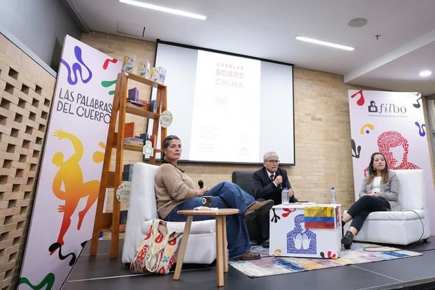 Imagen del 7 de mayo de 2025 de la sinóloga colombiana, Lina Luna (i), el economista e investigador colombiano, Carlos Martínez Becerra (c), miembro de la Academia Colombiana de Ciencias Económicas y la directora ejecutiva de la Cámara Colombo China de Inversión y Comercio, Ingrid Chaves (d), participando en el lanzamiento del libro 'Charlas sobre China' en el marco de la Feria Internacional del Libro de Bogotá (FilBo) 2025 en el recinto ferial Corferias, en la ciudad de Bogotá, capital de Colombia. (Xinhua/Andrés Moreno)