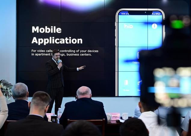 Un concursante de Bielorrusia asiste a un evento itinerante durante la final del IV Concurso de Innovación y Emprendimiento Juvenil de los Estados Miembros de la Organización de Cooperación de Shanghai (OCS), en Qingdao, en la provincia de Shandong, en el este de China, el 8 de junio de 2025. (Xinhua/Li Ziheng)