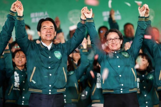 Lai Ching-te (izquierda) y su compañera de fórmula, Hsiao Bi-khim, del gobernante Partido Democrático Progresista, celebran su victoria en las elecciones presidenciales llevadas a cabo el 13 de enero de 2024 en la ciudad de Taipéi. (Foto de CNA)
