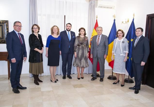 Fotografía: El Embajador de la República Checa, la Embajadora de Serbia, la Embajadora de Lituania, Alfredo Leonard, la Embajadora de Rumanía, el Duque de Sevilla, la Embajadora de Costa Rica, el Embajador de la República Eslovaca
