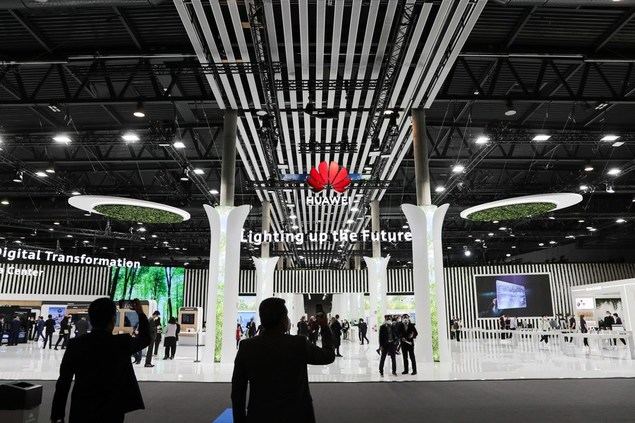 Visitors view the exhibition area of China's Huawei during the Mobile World Congress (MWC) in Barcelona, Spain, Feb. 28, 2022.  (Xinhua/Zheng Huansong)