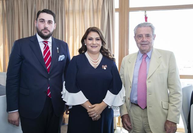 La embajadora de Honduras recibe la medalla del MCCC Aniversario de la Batalla de Covadonga