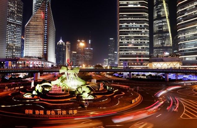 Vista nocturna de Lujiazui en Pudong, en la municipalidad de Shanghai, en el este de China. (Foto: Xinhua/Fang Zhe)