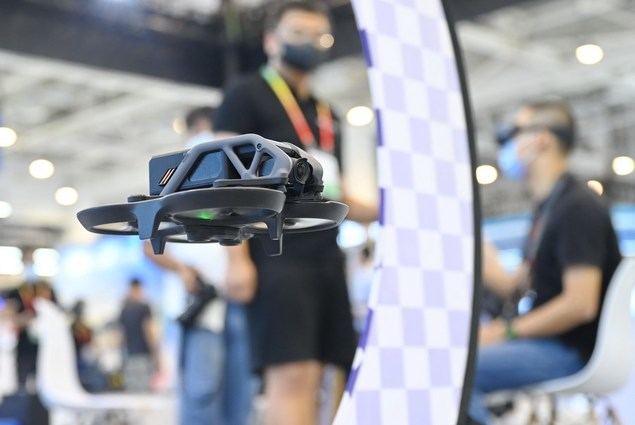 Imagen del 9 de septiembre de 2022 de visitantes probando un nuevo producto lanzado por el fabricante chino de drones DJI durante la 22ª Feria Internacional de Inversión y Comercio de China, en Xiamen, en la provincia oriental china de Fujian. (Xinhua/Lin Shanchuan)