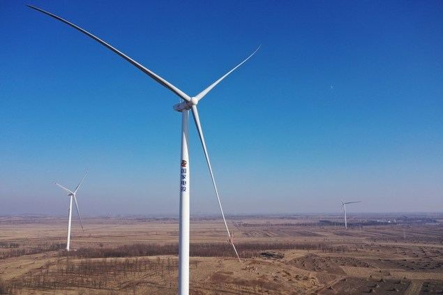 Imagen del 30 de diciembre de 2022 de un importante proyecto de energía eólica terrestre, en la provincia de Liaoning, en el noreste de China. (Xinhua)