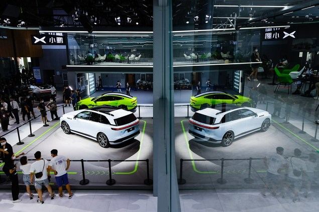  Imagen del 26 de agosto de 2022 de visitantes observando automóviles de la marca XPENG Motors, durante el Salón del Automóvil de Chengdu 2022, en Chengdu, capital de la provincia de Sichuan, en el suroeste de China. (Xinhua/Shen Bohan)