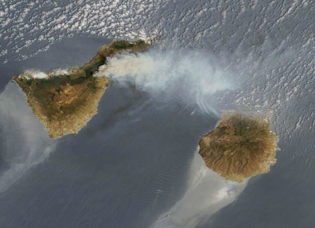 Imagen del incendio de la isla de Tenerife desde el satélite Terra de la NASA.