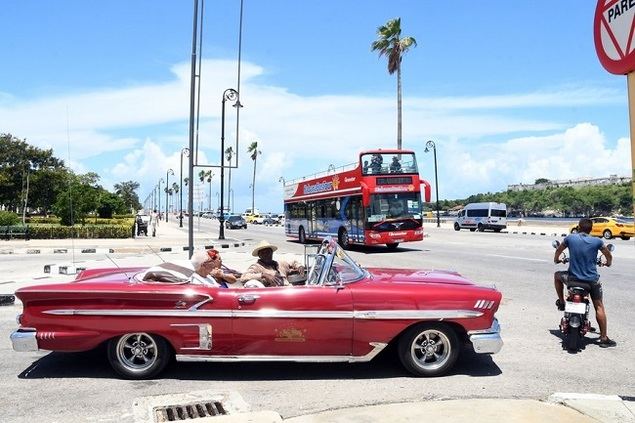 Turistas pasean a bordo de un automóvil antiguo en La Habana, capital de Cuba, el 22 de agosto de 2023. (Xinhua/Joaquín Hernández)