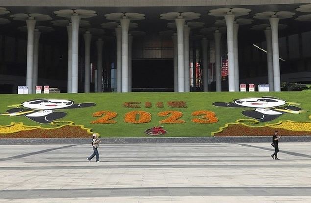 Vista parcial de la plaza sur del Centro Nacional de Exposiciones y Convenciones (Shanghai), sede principal de la sexta Exposición Internacional de Importaciones de China (CIIE), que se celebrará en noviembre. (Xinhua/Fang Zhe)