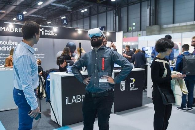 Un hombre prueba un casco de realidad virtual en el Madrid Tech Show, en Madrid, España, el 30 de octubre de 2023. (Xinhua/Gustavo Valiente)