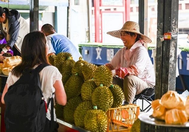 Vendedores vietnamitas ofrecen durians en Dongxing, en la región autónoma de la etnia zhuang de Guangxi, al sur de China, el 18 de mayo de 2023. (Xinhua/Hu Xingyu)
