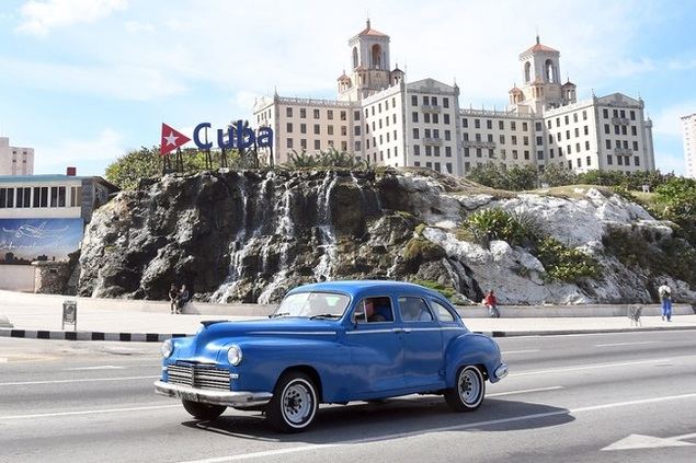 Imagen del 20 de diciembre de 2023 de un automóvil antiguo circulando por una avenida, en La Habana, capital de Cuba. El turismo chino puede representar hoy uno de los mercados principales para lograr una recuperación del sector en Cuba, aseguró el especialista cubano José Luis Perelló. (Xinhua/Joaquín Hernández)
